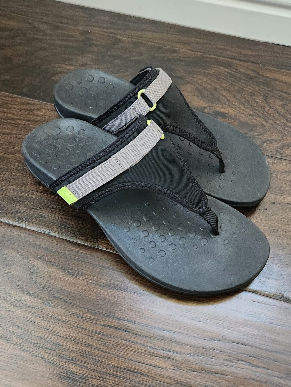 Vionic Women's Tiffany Black neo Flip Flop Sandals. Size 8 W.